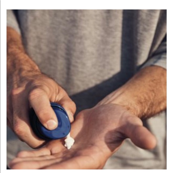 Bundle of 2 Men’s Oil-Free Face Moisturizers - Picture 5 of 12